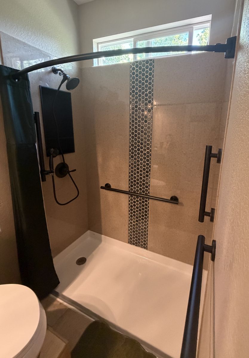 Onyx shower walls with barrier free pan